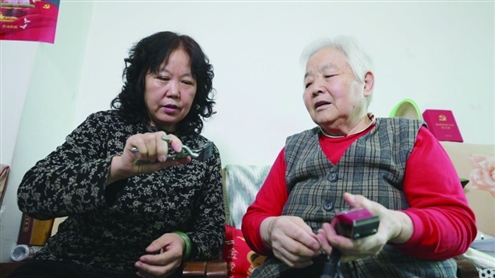 邹桂兰在讲解理发技巧